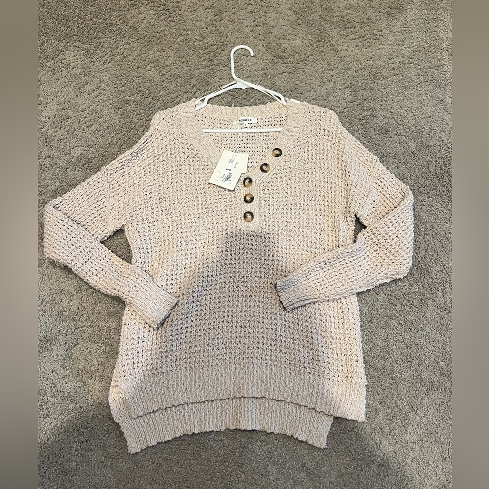 Super cute knit light sweater with buttons * NEW W/ TAGS*